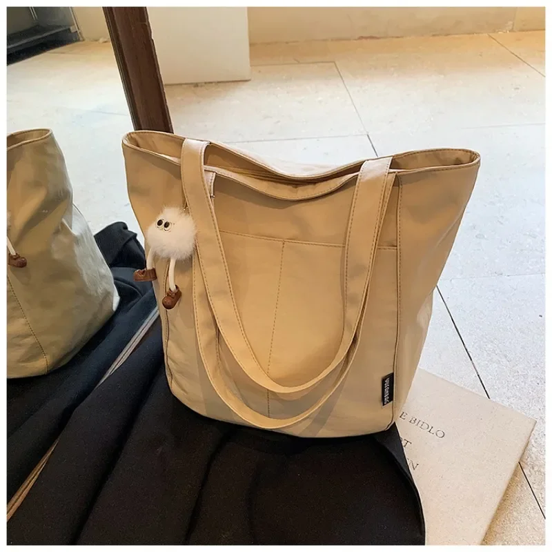 Borsa tote di alta qualità in nylon tinta unita 2024 di grande capacità con cerniera Borsa a tracolla casual semplice e versatile Borsa morbida per