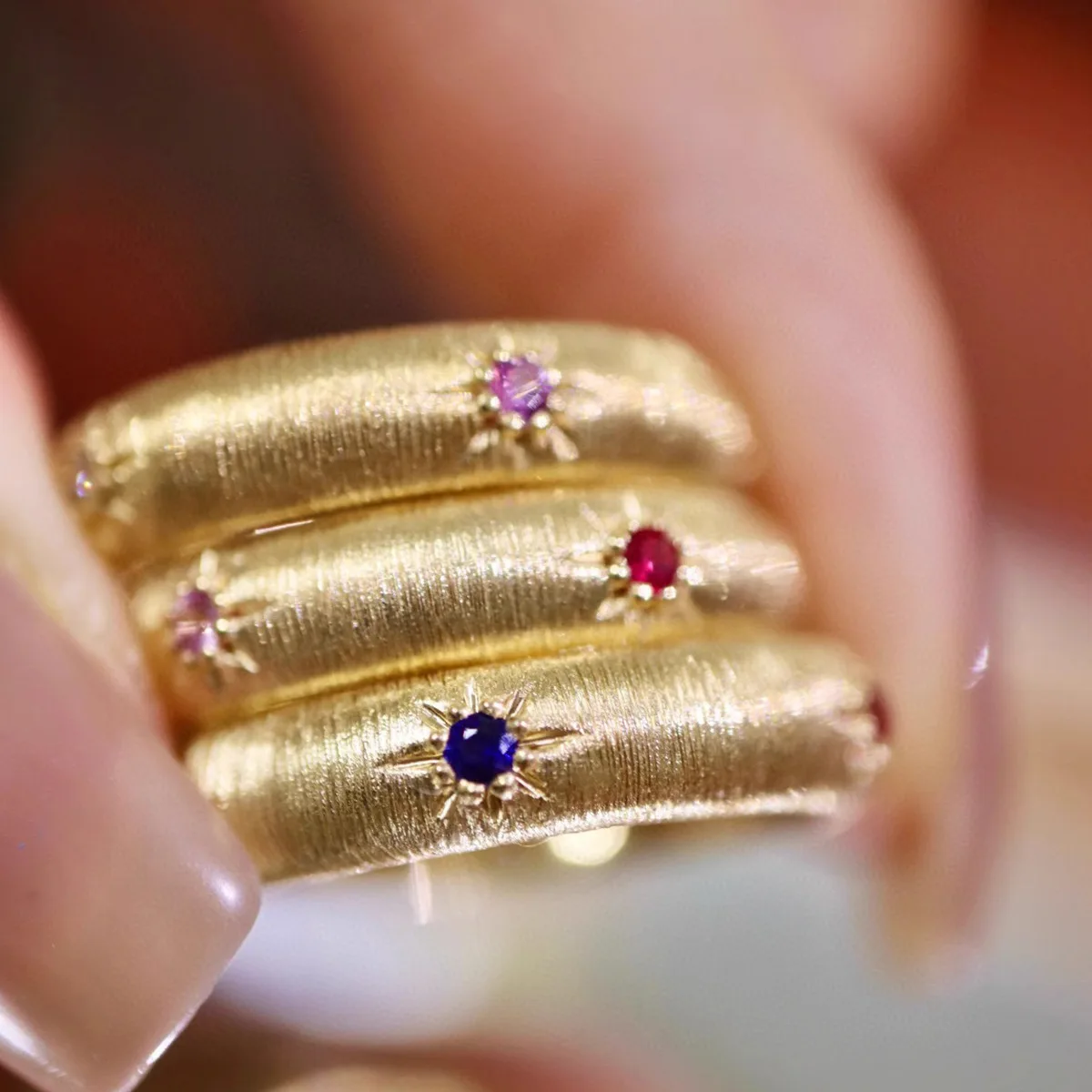 

Classic Hot-selling 925 Silver Natural Ruby Rigato Rings 18K Gold Plated Pink Blue Sapphire Burshed Finger Band Designer Jewelry