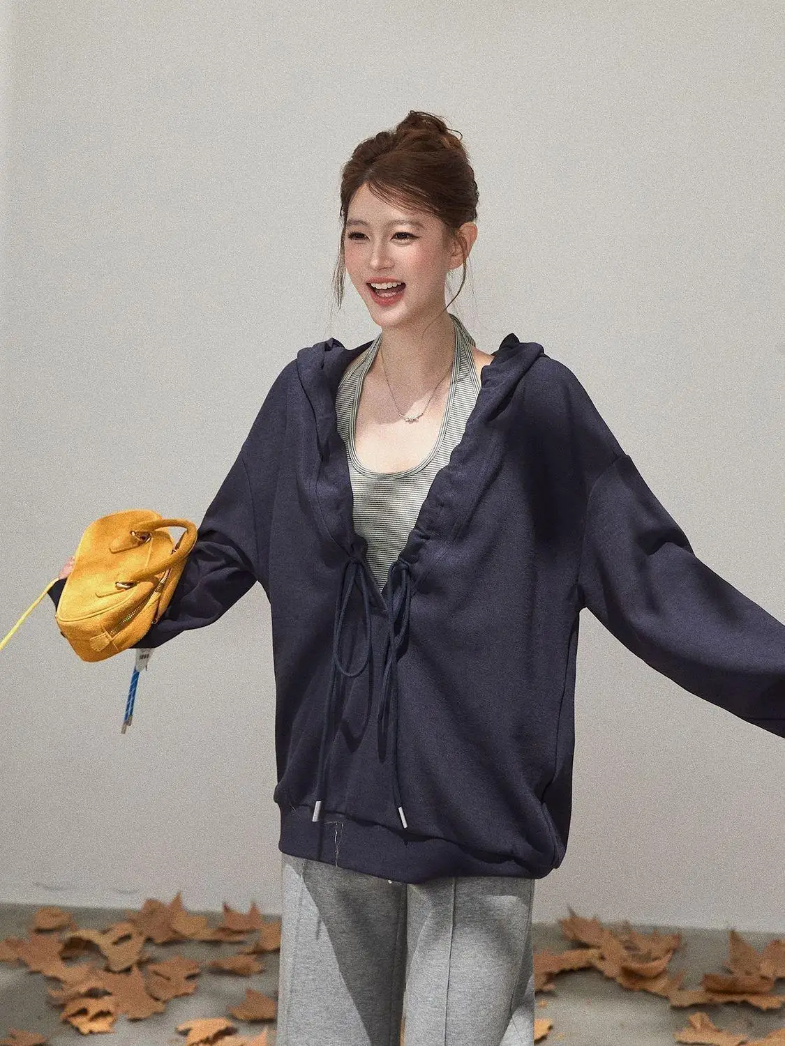 Felpa a maniche lunghe con scollo a V con cappuccio disegnato Donna Autunno Stile coreano Allentato Casual Tinta unita Top versatile