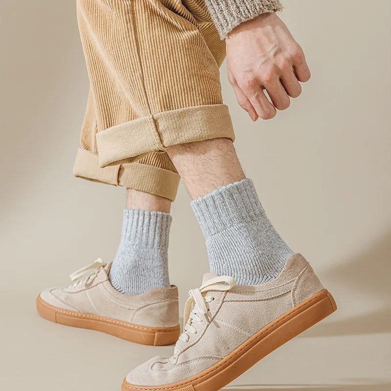 3-5 ペアの男性ソリッドカラーの靴下はファッショナブルでシンプルな多用途の冬の靴下は柔らかく快適な軽量カジュアルな長さです