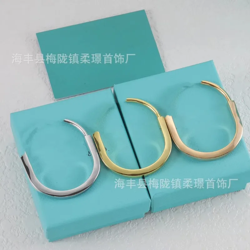 

High Version Precision Bracelet with Smooth Oval Horseshoe Shape