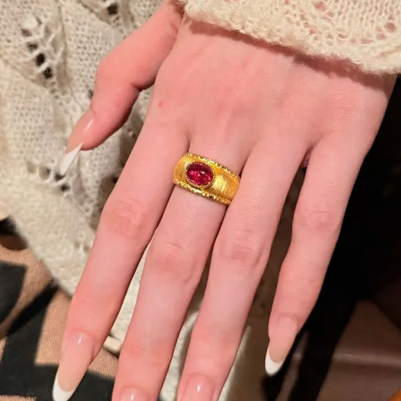 

Ele Wide Version Red Gemstone Ring for Women Vintage Court Sle Pigeon Egg Ring Faionable Jewelry Accory