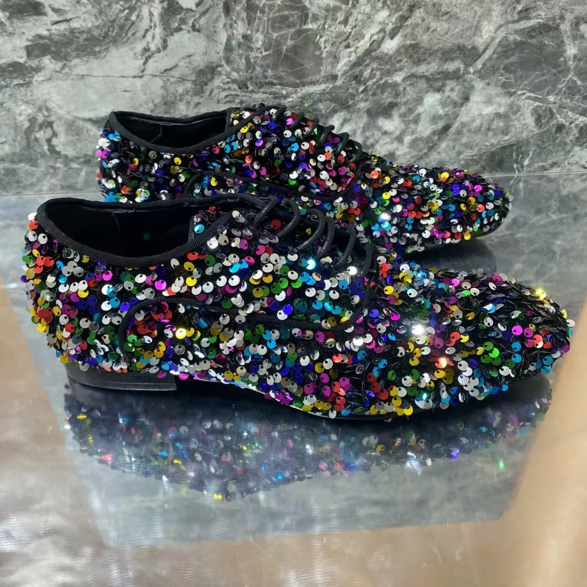 Sepatu Pria Bertali Berpayet Kristal Sepatu Kulit Mikrofiber Berhias Bunga Warna-warni Aksesori Fashion Sepatu Flat Kasual