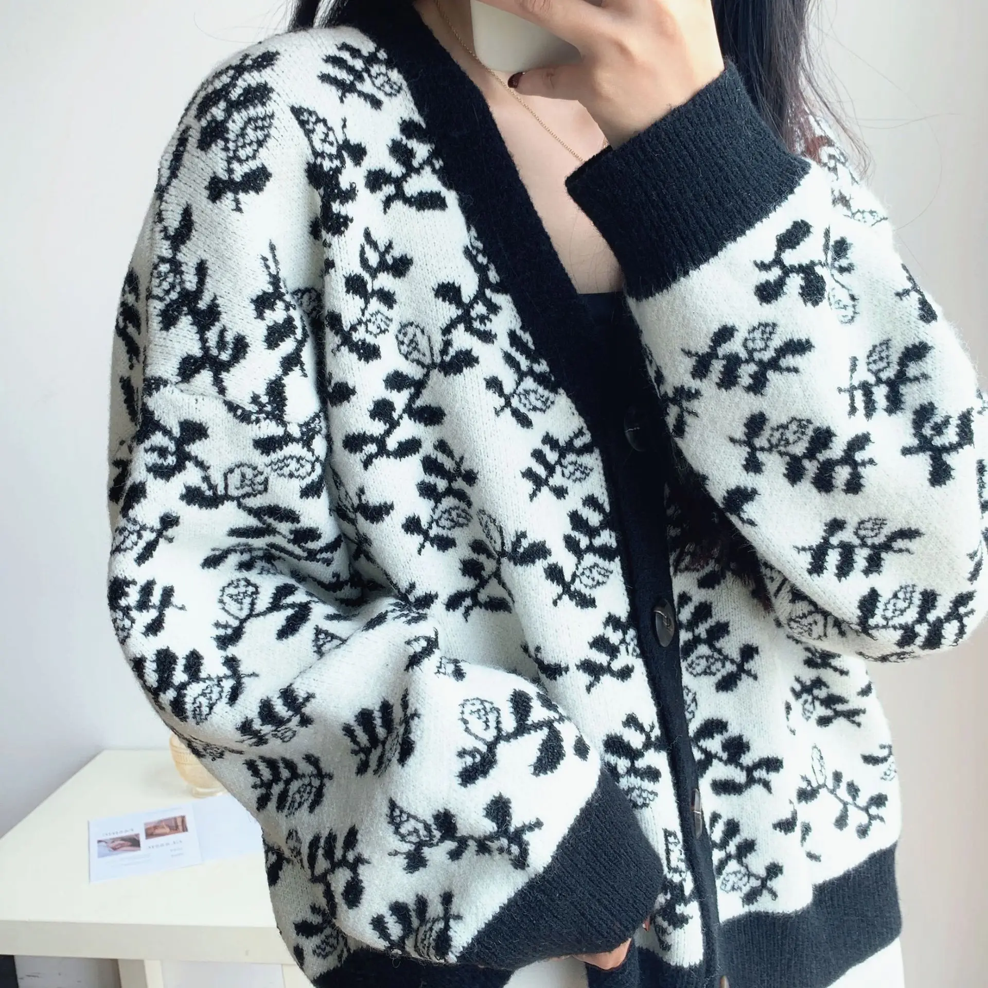

The Sweater Design Is Niche Gentle Retro Japanese Lazy Style Cardigan Jacket V-neck Worn Outside Small Floral Slimming
