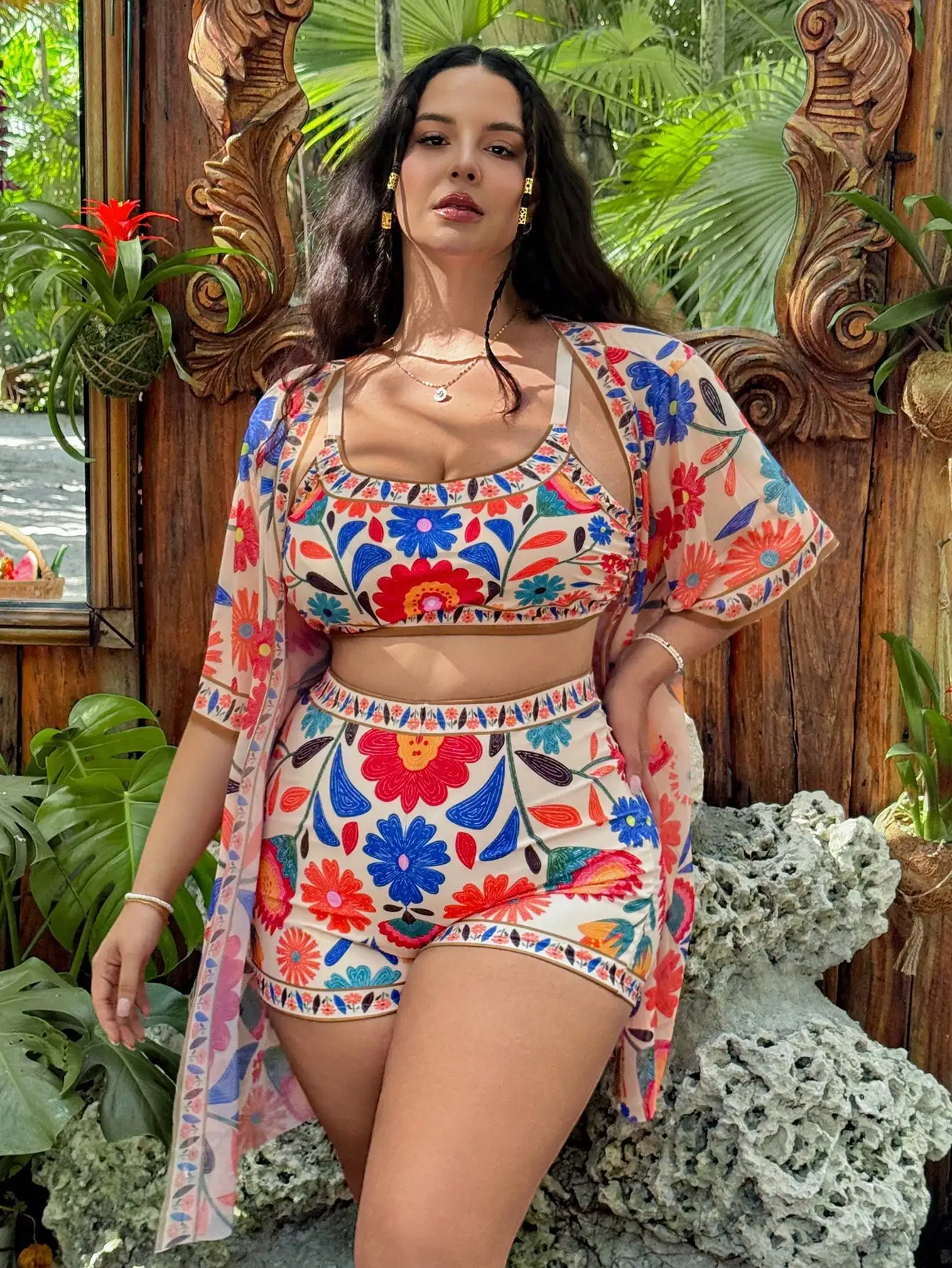 

Пляжный комплект из 3 предметов больших размеров с цветочным принтом: укороченный топ, шорты и накидка для летнего отдыха