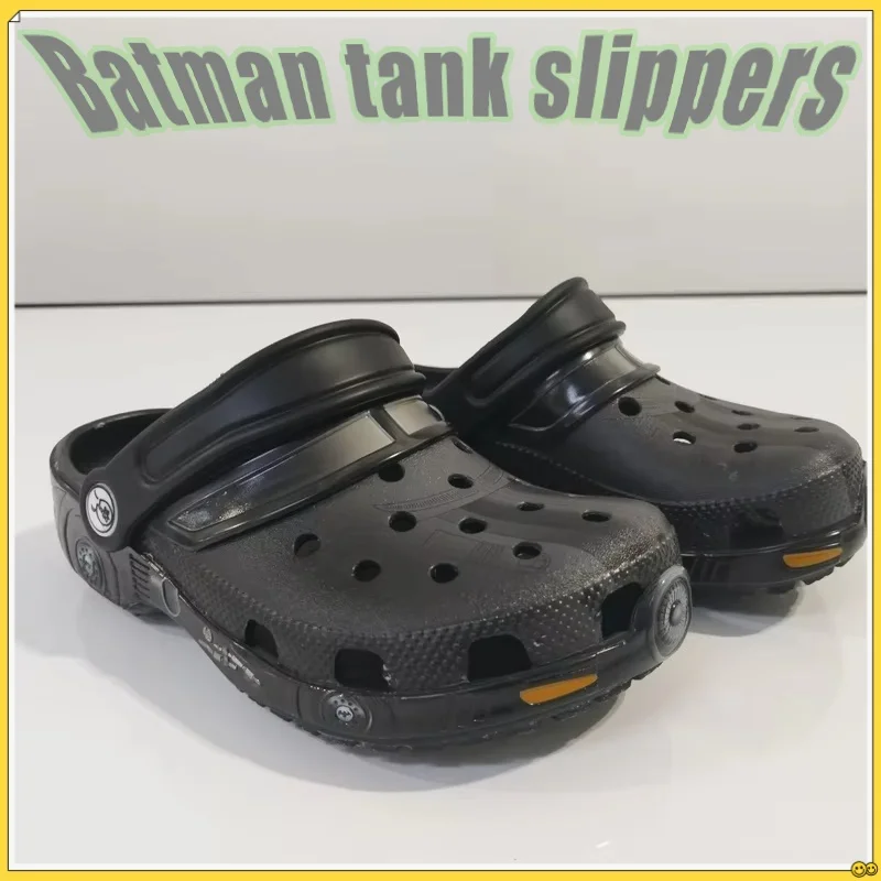 

Новинка 2025, детские летние тапочки с мультяшным принтом «Летучая мышь», спортивный автомобиль, дышащие дизайнерские сандалии с отверстиями для уличной пляжной одежды для отдыха