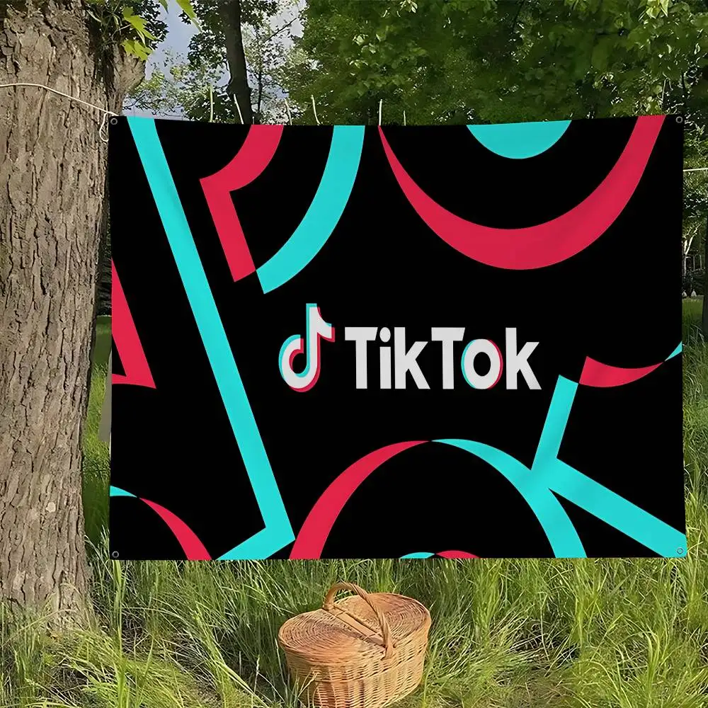 لافتة كلاسيكية بشعار T-TikToks كبيرة الحجم وأنماط طباعة مثيرة للاهتمام لحفلات أعياد الميلاد