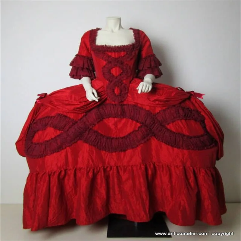 

Красное платье в стиле георгианского рококо 18-го века в стиле барокко, королева Марии-Антуанетты, французское королевское роскошное бальное платье в Венеции