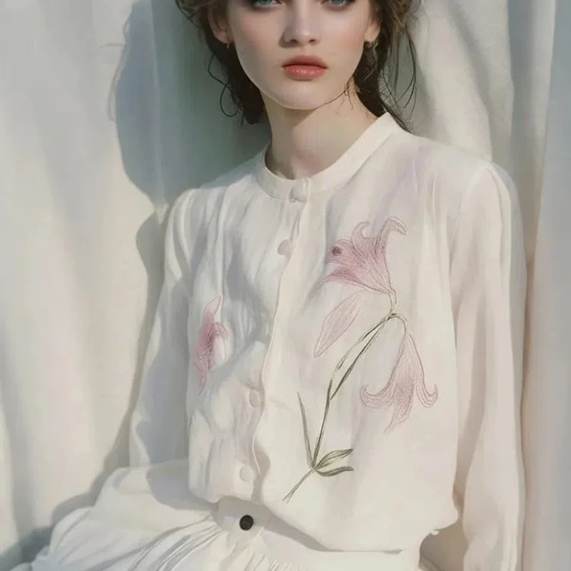 Design branco impresso feminino início do outono 2024 nova camisa resistente bordado design superior sentido nicho outwear
