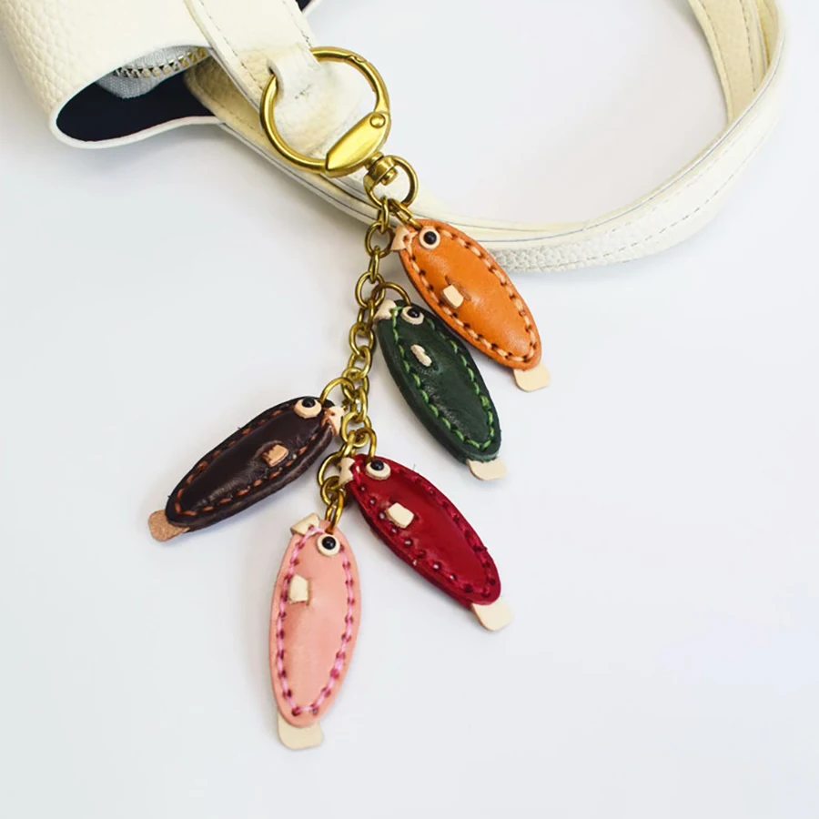 

Милый и красочный брелок-подвеска из воловьей кожи в виде маленькой рыбки для ключей от машины, сумки, украшение, небольшой подарок, аксессуар