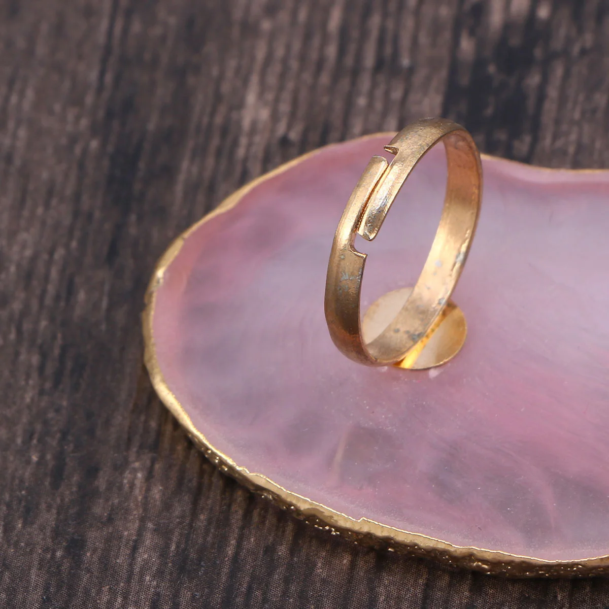 

Adjustable Finger Ring Manicure Palette Gold Pink Resin Nail Art Paint Tray for Professional Use Nail Art Palettes