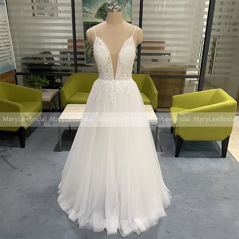 Gaun Pengantin Boho Putih Ringan Tali Spaghetti V-Neck A-line Tulle Pantai Gaun Pengantin Panjang Penuh Gaun Pengantin Terbuka Kembali