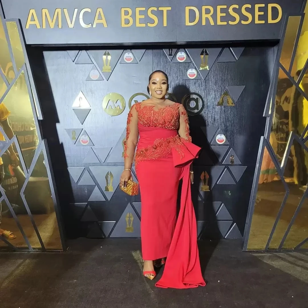 Czerwona Sukienka Balowa z Aplikacjami z Czerwonej Koronki, Przezroczystymi Długimi Rękawami, Arabska Suknia Wieczorowa Aso Ebi typu Sheath z Trenem Szlepowym na Imprezę dla Kobiet