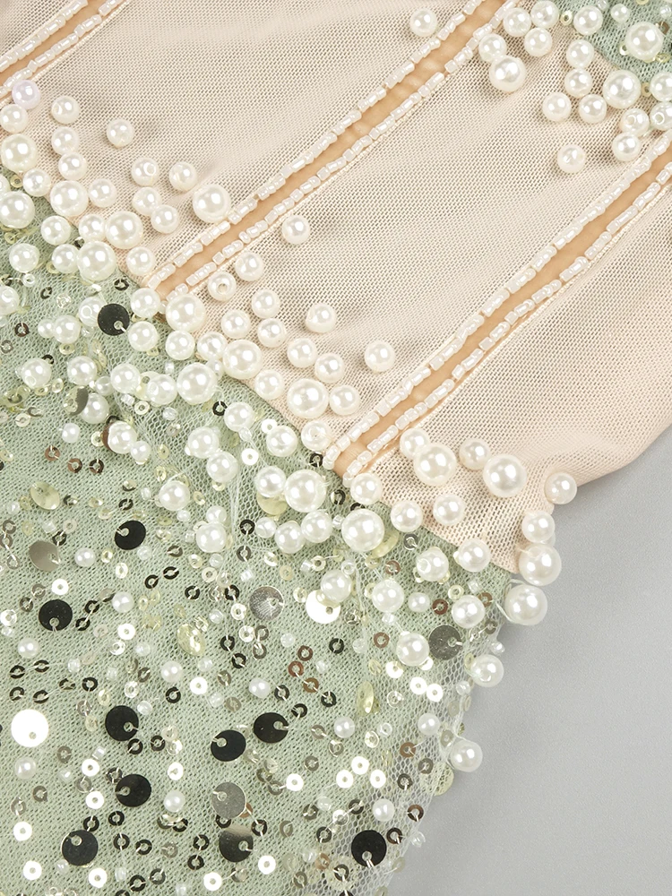 Glamouröses, grünes, trägerloses, langes Kleid mit Pailletten und Kristallen, hohem Schlitz und Schleppe – Abendkleid mit Ausschnitt