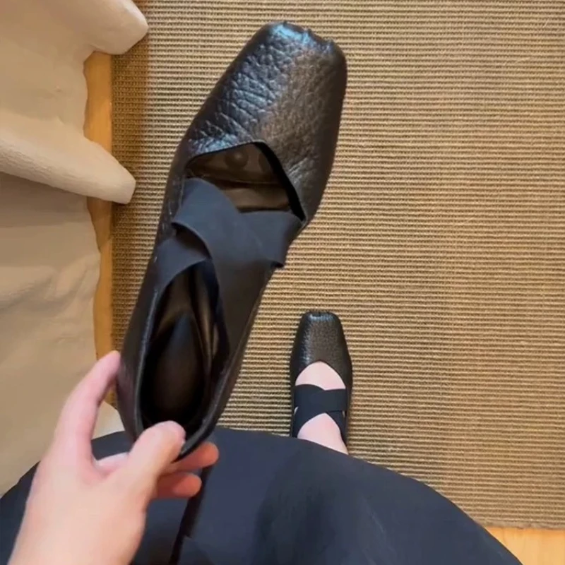 2025 Fibbia in metallo Tacco largo con una banda Scarpe singole Autunno Nuovo Punta quadrata Bocca superficiale Suola morbida Scarpe basse antiscivolo