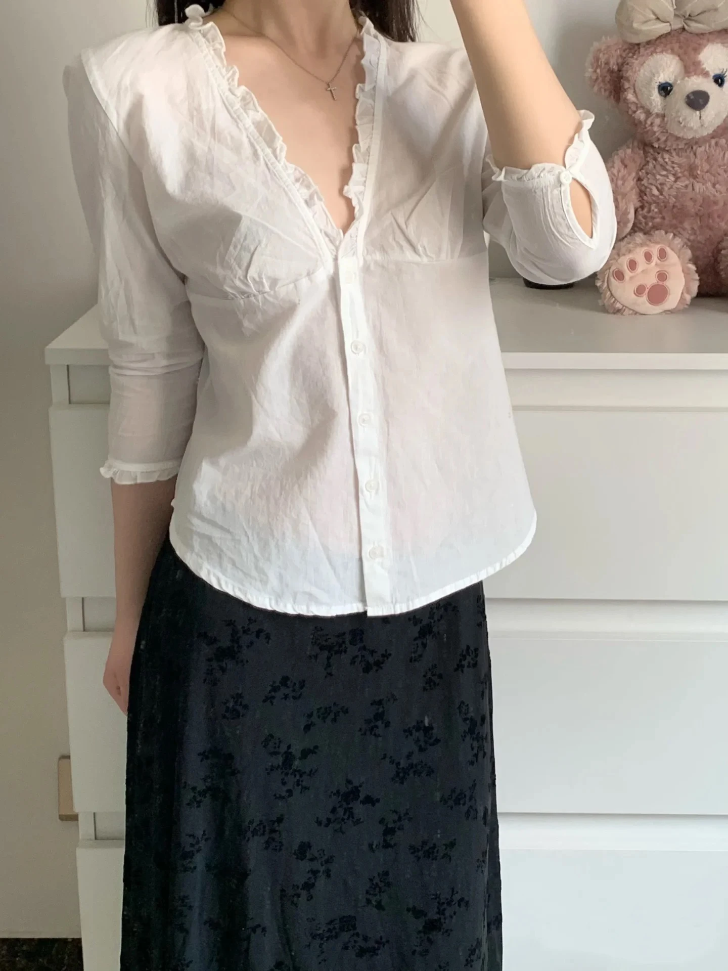 

Brandygirl из чистого хлопка с v-образным вырезом, женская милая летняя футболка со средним рукавом и деревянными рюшами, повседневная летняя футболка