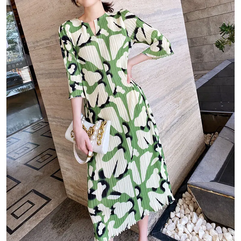 

Pleated high-end dress women's 2025 spring and summer age reduction large size temperament loose dress
