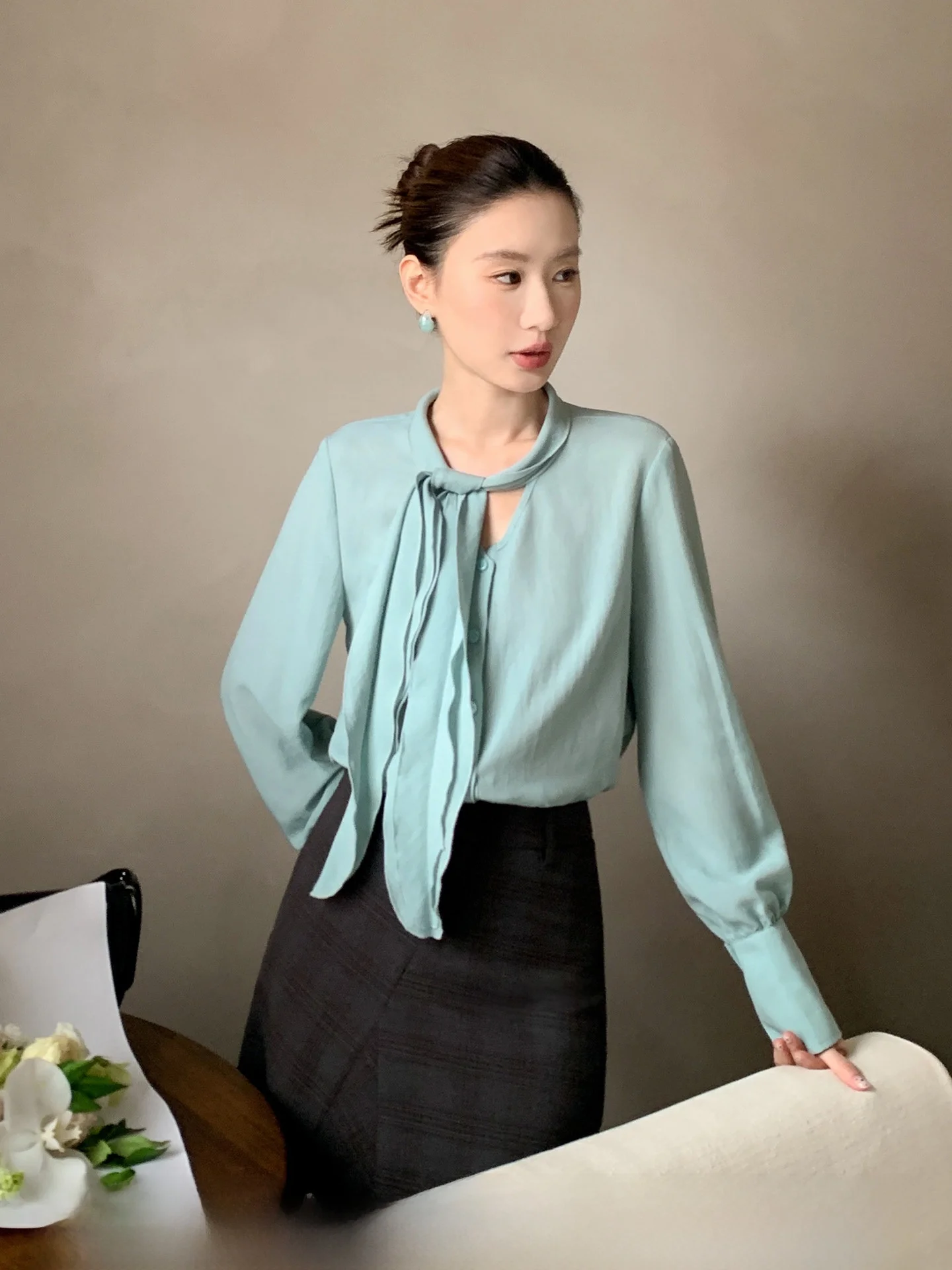 

XXNING женский V-Ne irt с завязками и волнами, повседневный свободный длинный топ свободного покроя для поездок на работу Faion 2022, осень