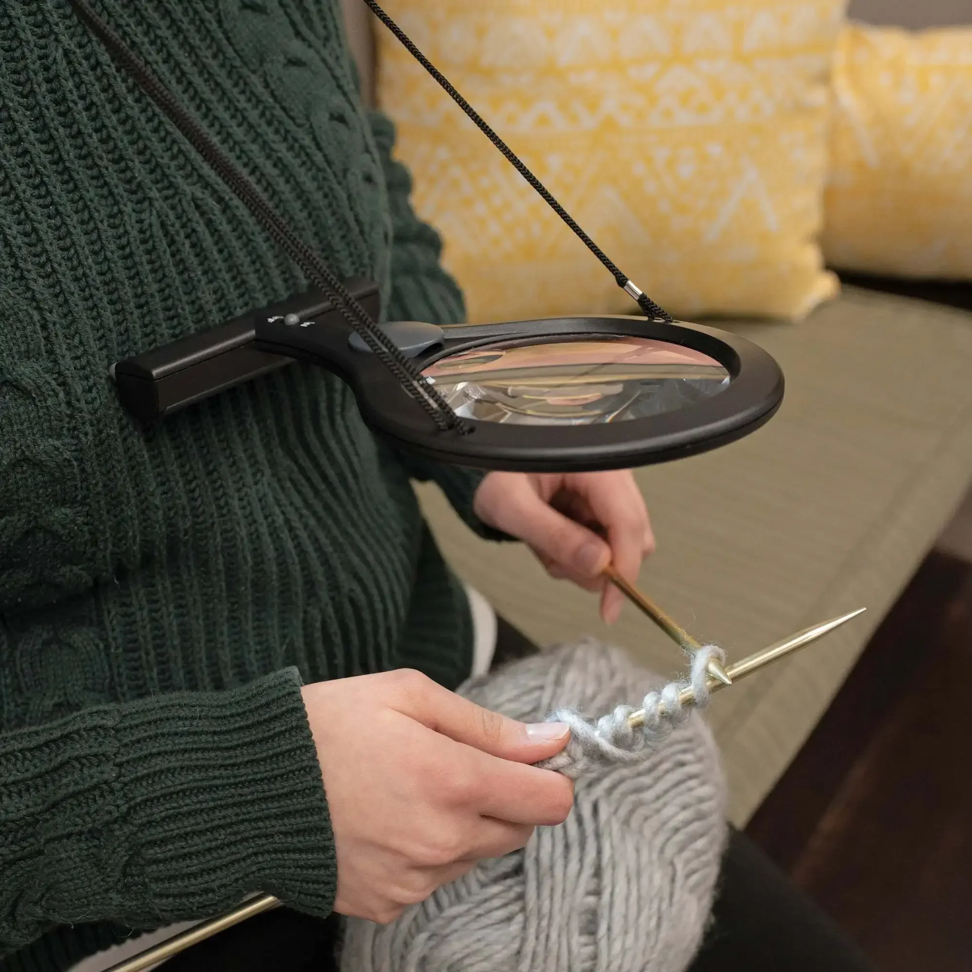 Lupa com luz, lupa viva-voz 2x com lente de ponto 4x e cabo de pescoço, evita a fadiga ocular.