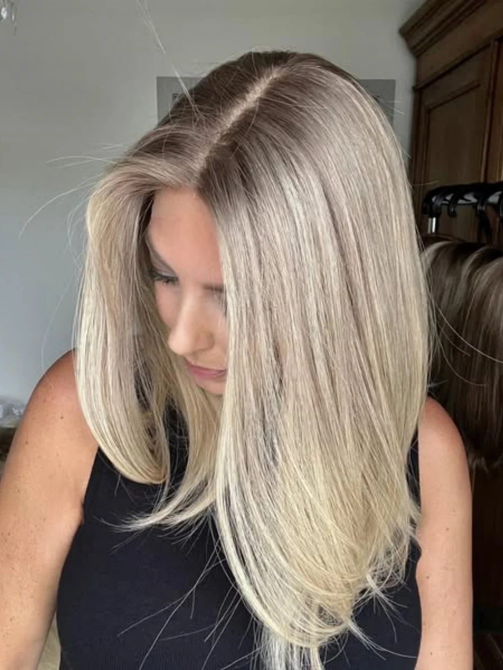 Synthetic Blonde Platinum Straight Wigs Layered Wave Dark Roots 13x4 Lace Front Wig for Women Daily Party Heat Resistant Fibre