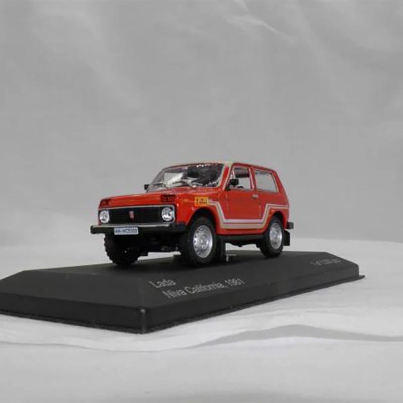 Nuevo modelo de vehículo todoterreno ruso Lada Niva 1:43 de aleación fundida, colección clásica roja para adultos, adorno de exhibición, regalo, punto de recuerdo