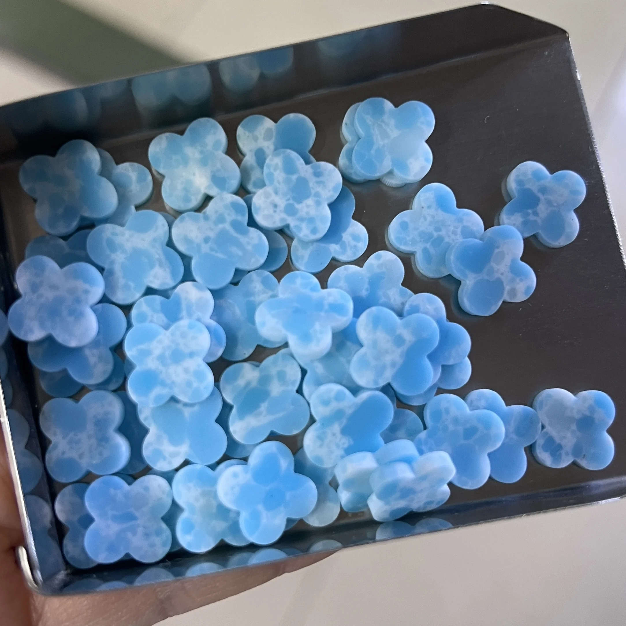 

100 шт./лот 12x12x2 мм цветочные драгоценные камни синтетические синие четырехлистные камни клевера для ювелирных изделий