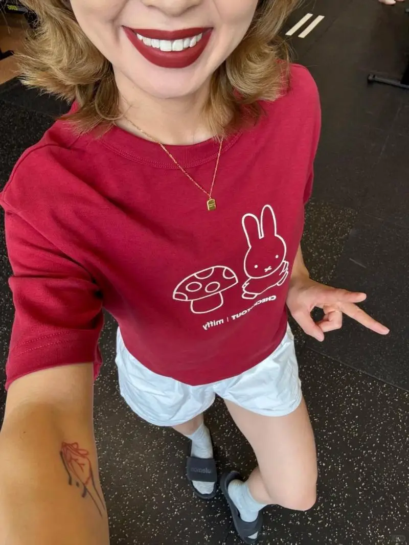 ميفي أرنب جديد أحمر قصير الأكمام Kawaii أرنب طباعة لطيف وعصري فتاة الزي الكرتون الأطفال ملابس لطيف