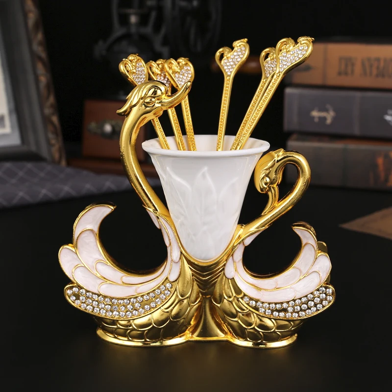 

A swan shaped fruit fork and spoon set, a bucket rack 6 spoons or forks, suitable for drinking coffee, eating dessert, fruit use