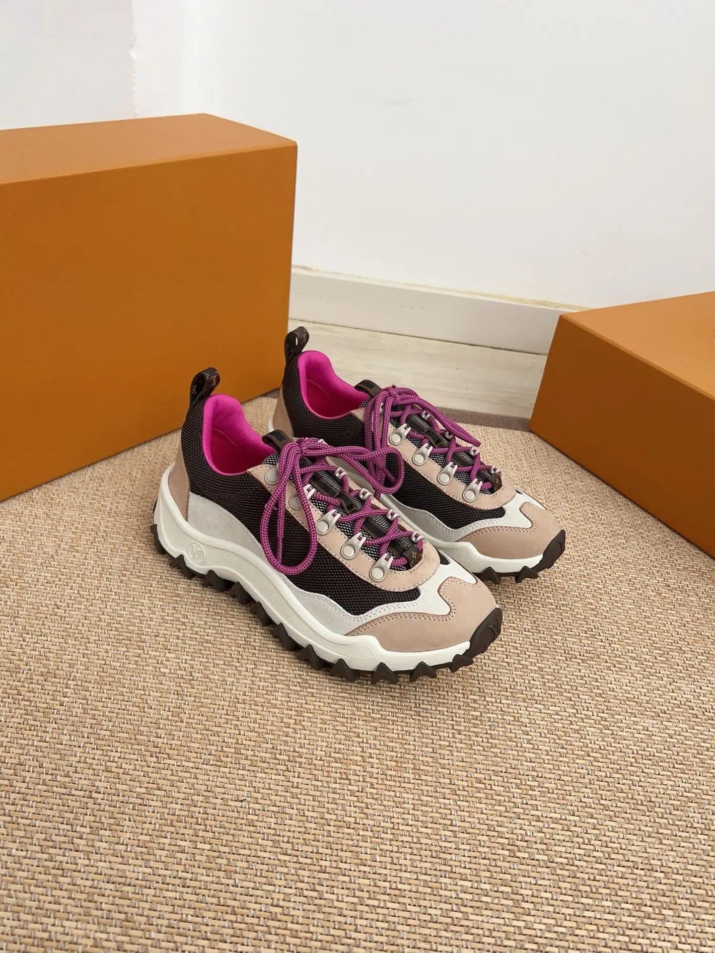 Unisex Outdoor Lace-up Sneakers Beige Black Mesh Suede Splicing Non-slip Deep Serrated Rubber Outsole Daily Shoes