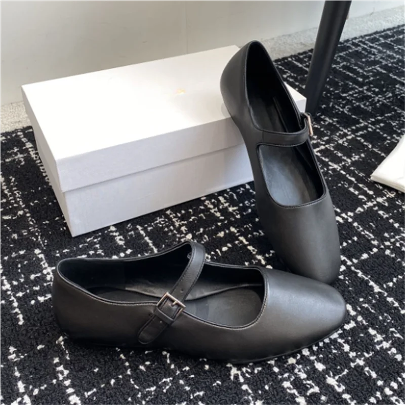 The new ballet flats allow you to showcase a lively and fashionable style while walking, adding a touch of fun to your steps