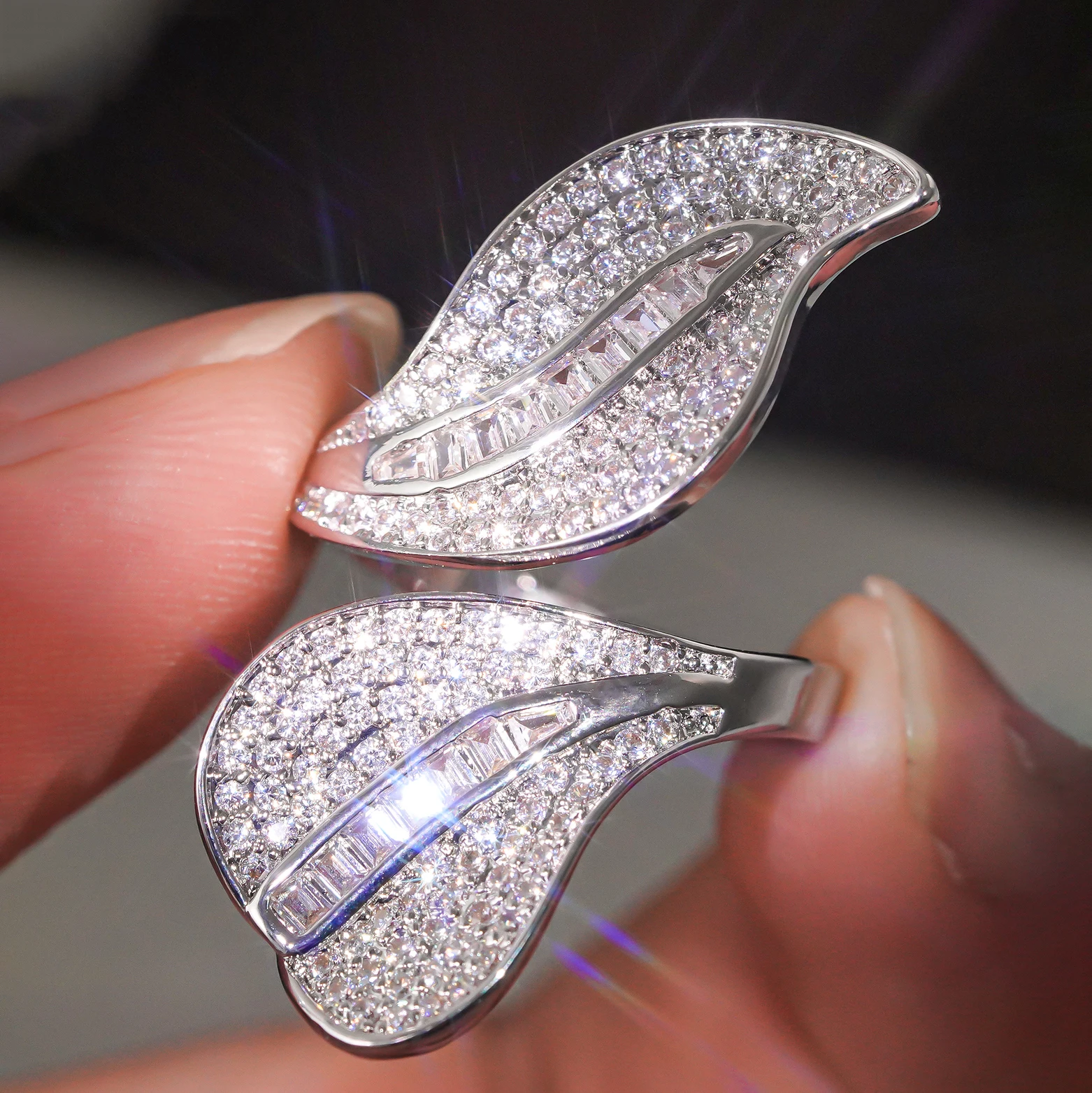 Huitan Blattförmiger Damen-Öffnungsring im frischen Stil für Party und Alltag, elegantes Accessoire mit funkelnden Zirkonia, modischer silberfarbener Schmuck