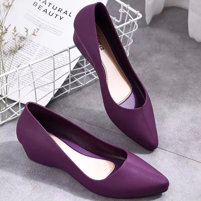 Scarpe da pioggia con zeppa a punta nuova estate da donna suola morbida antiscivolo scarpe da lavoro Slip-On poco profonde impermeabili scarpe Nude