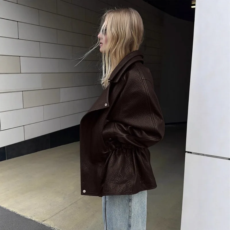 เสื้อแจ็คเก็ตหนังเทียมผู้หญิงสำหรับฤดูใบไม้ร่วงและฤดูหนาว ปกเสื้อแบบปกเชิ้ต พร้อมเชือกผูก ดีไซน์ใหม่ สไตล์มินิมอล ทรงหลวม ใส่สบาย ช่วยให้ดูผอมเพรียว ดีไซน์เฉพาะตัว ใช้งานได้หลากหลาย