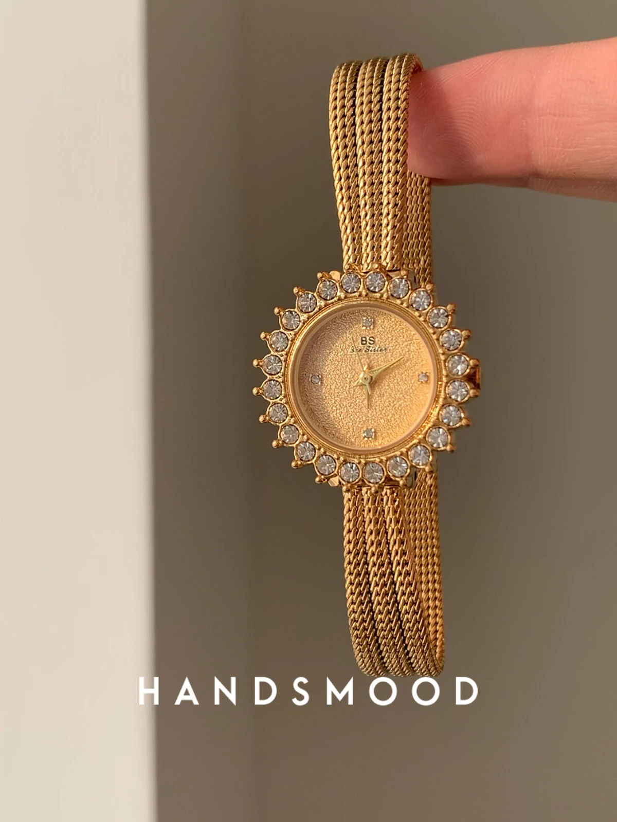 

Sunflower exquisite retro gold diamond round small dial light luxury temperament watch for women Fashion ladies elegant watch