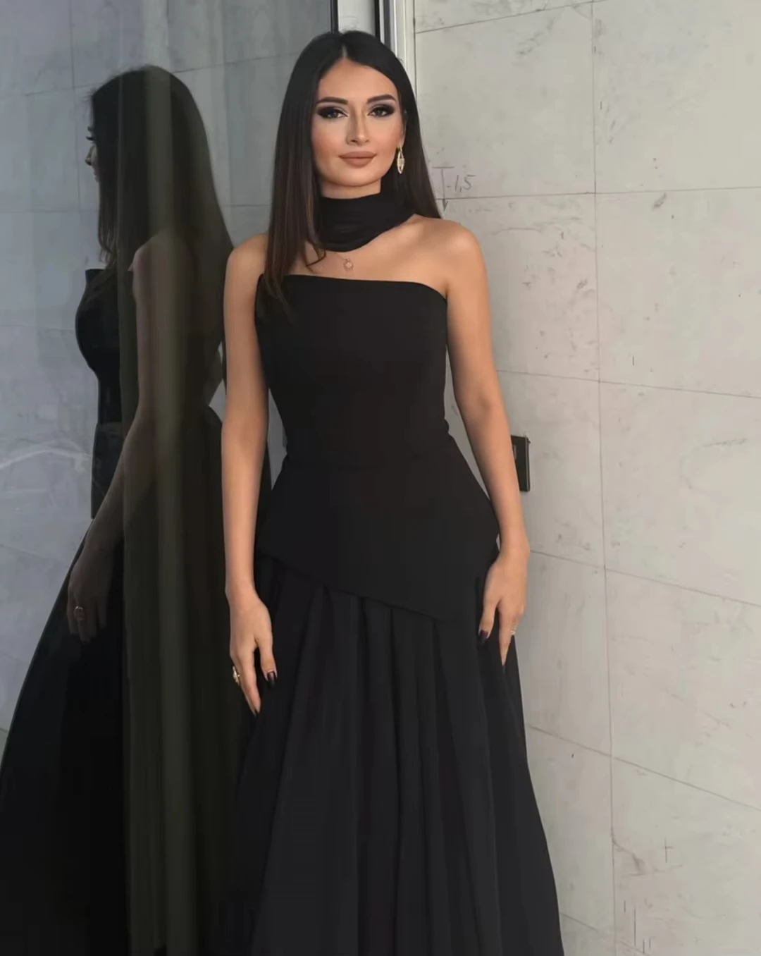 فستان حفلة موسيقية أسود بدون حمالات بدون أكمام مخصص، ثوب مسائي مطوي، سحاب خلفي، طول الأرض، فستان رسمي للحفلات للنساء