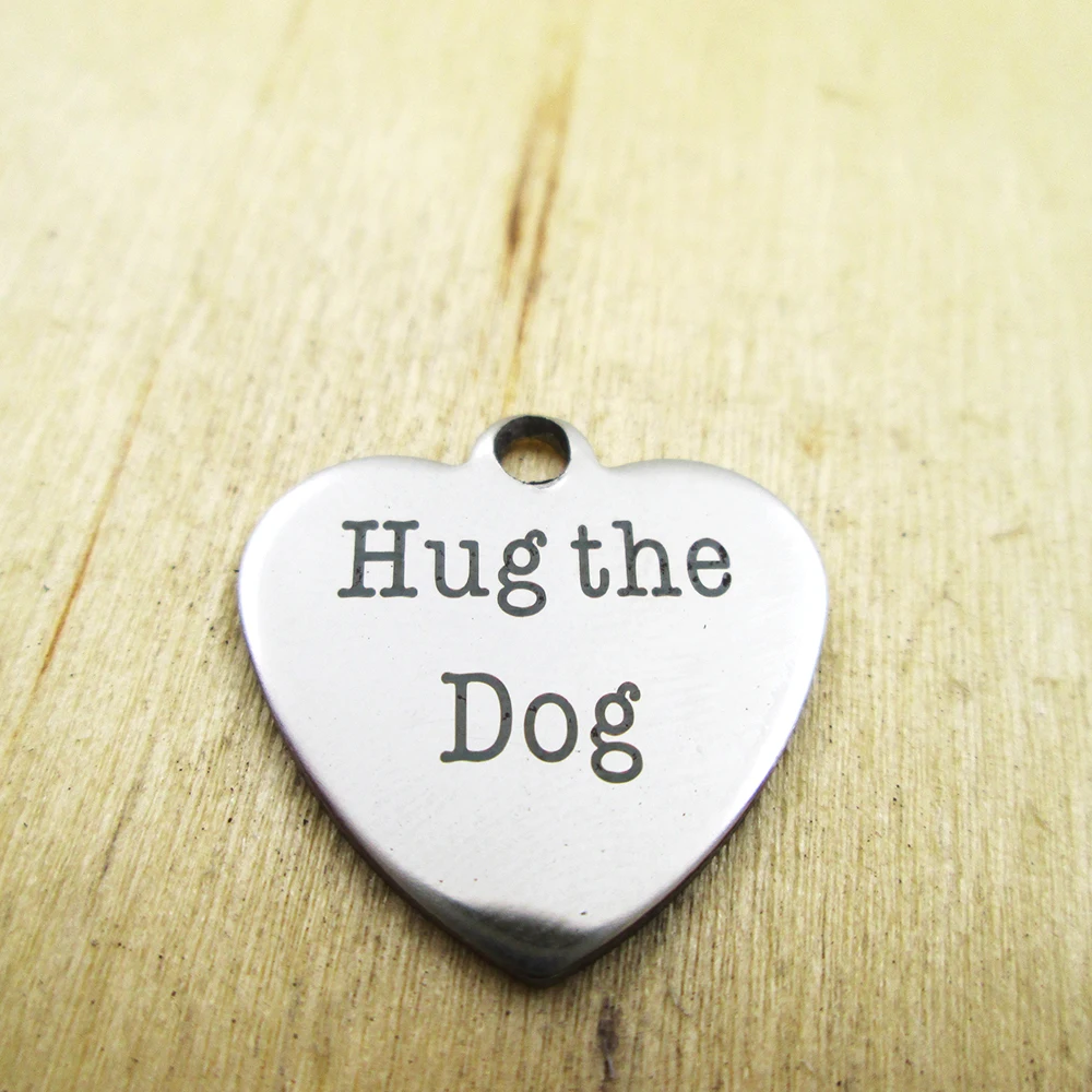 20szt-Hug the Dog Charms Grawerowane laserowo niestandardowe zawieszki DIY Charms