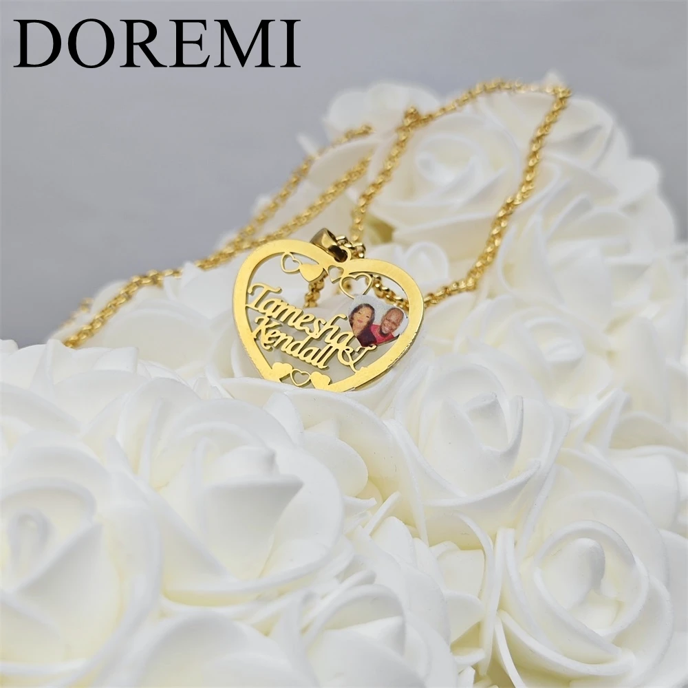 DOREMI Designer Letter Pendant Picture Color Peach Heart Picture Nameplate Pendant Necklace Custom Name Stainless Steel Necklace