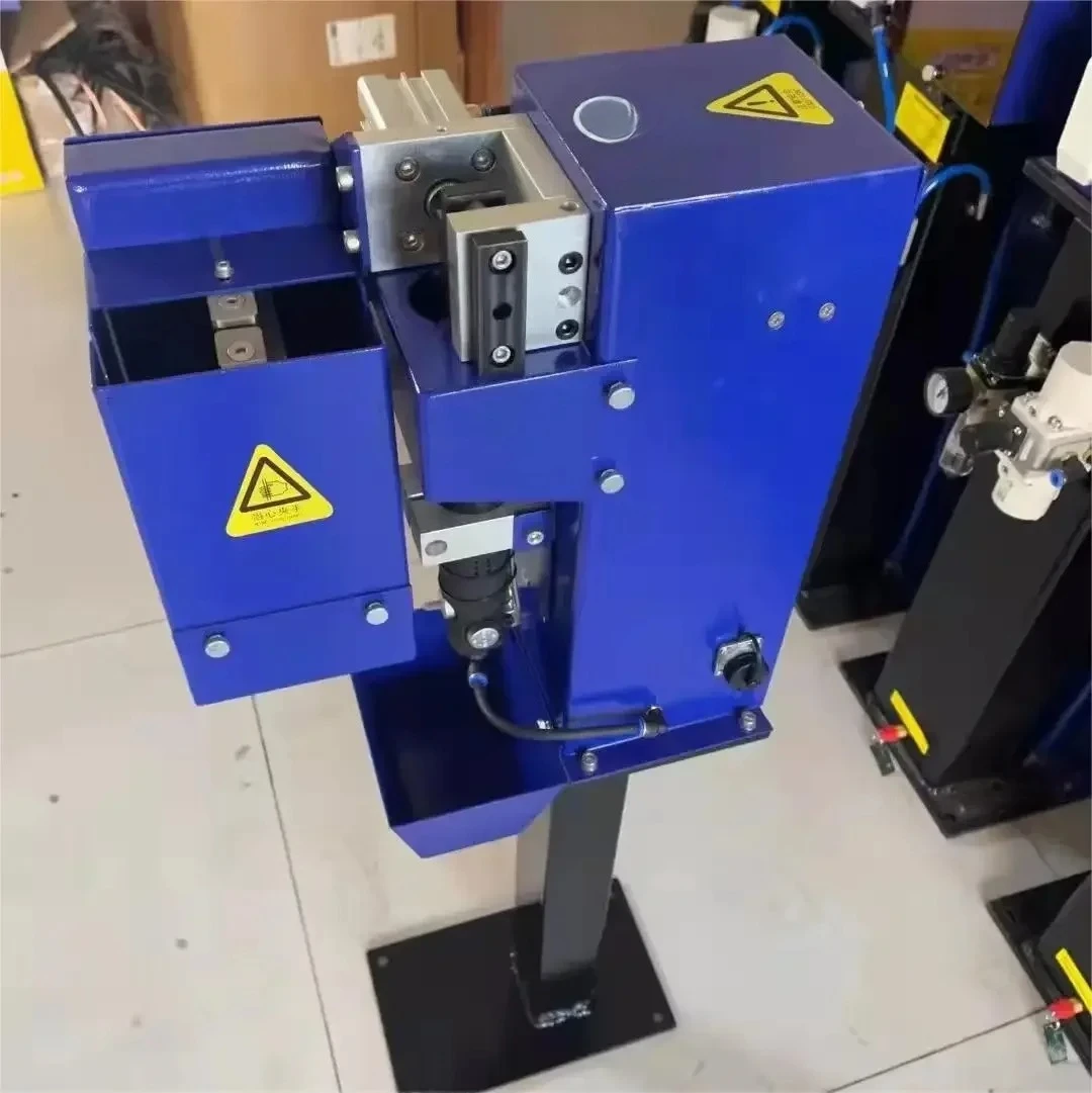 Stacja czyszcząca do spawania z prowadnicą ślizgową i stacją czyszczącą palnika.