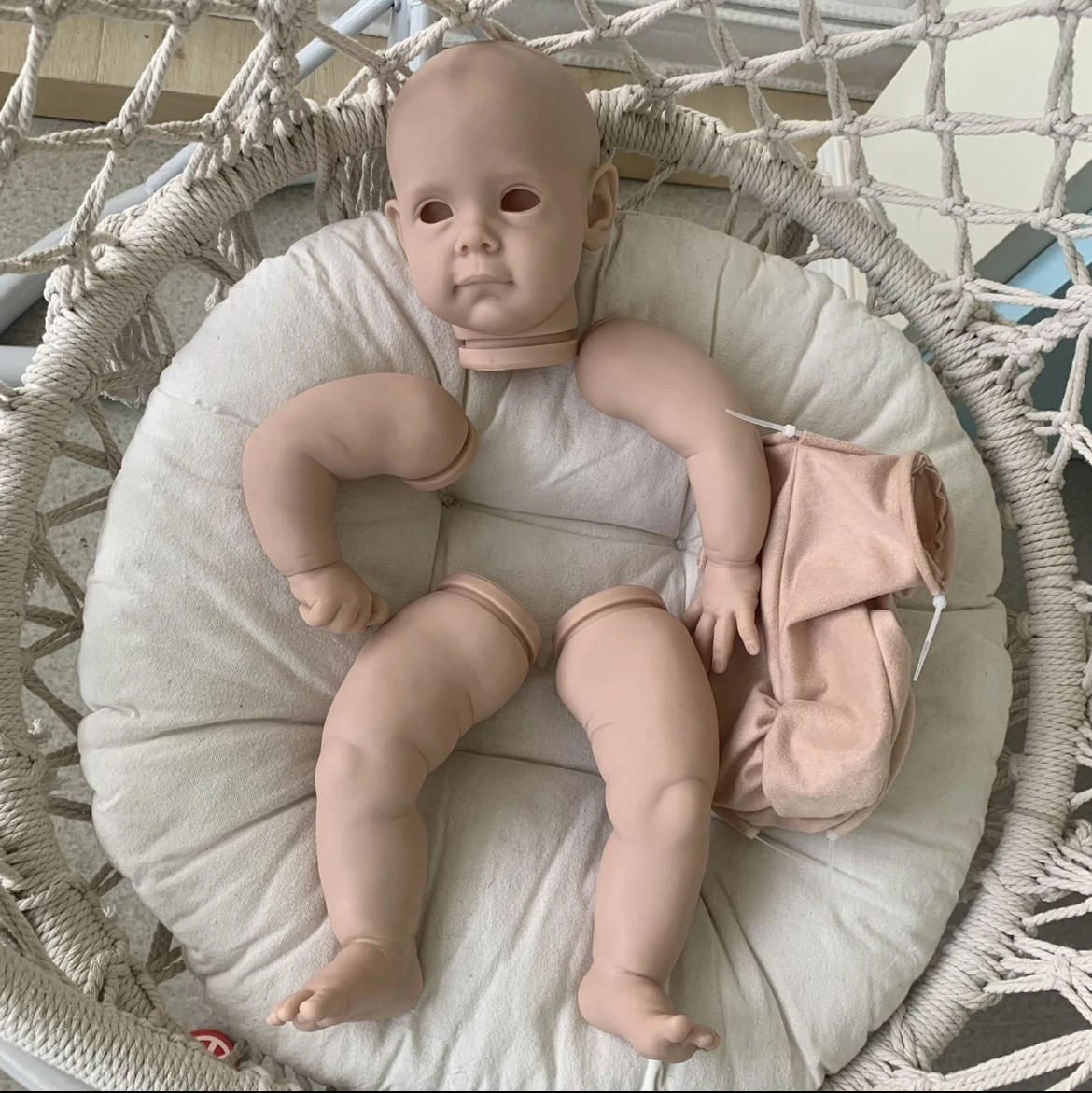 JIFEIMAN Neues 24-Zoll-Reborn-Puppenbausatz Maggie Unvollendete Unbemalte leere DIY-Teile mit Stoffkörper