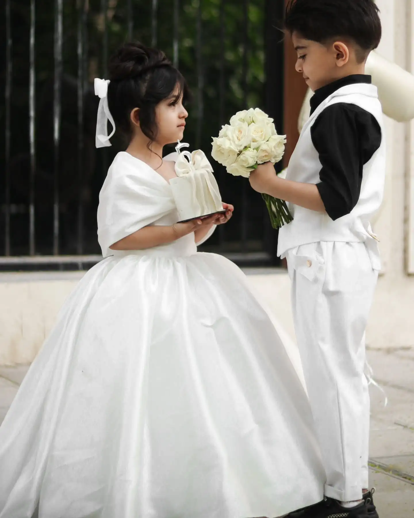 Abito da ragazza di fiori per semplici abiti da festa di compleanno in raso per feste di matrimonio per ragazze adolescenti con spalle scoperte e lunghezza del pavimento