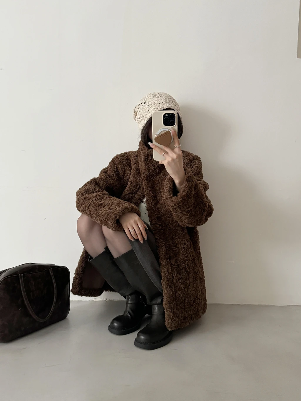 الفراء والجلد المتكامل 2025 الأكثر مبيعًا الجديد، نفس نمط معطف فرو صناعي بياقة واقفة من جلد الخراف للمنطقة الغنية للنساء