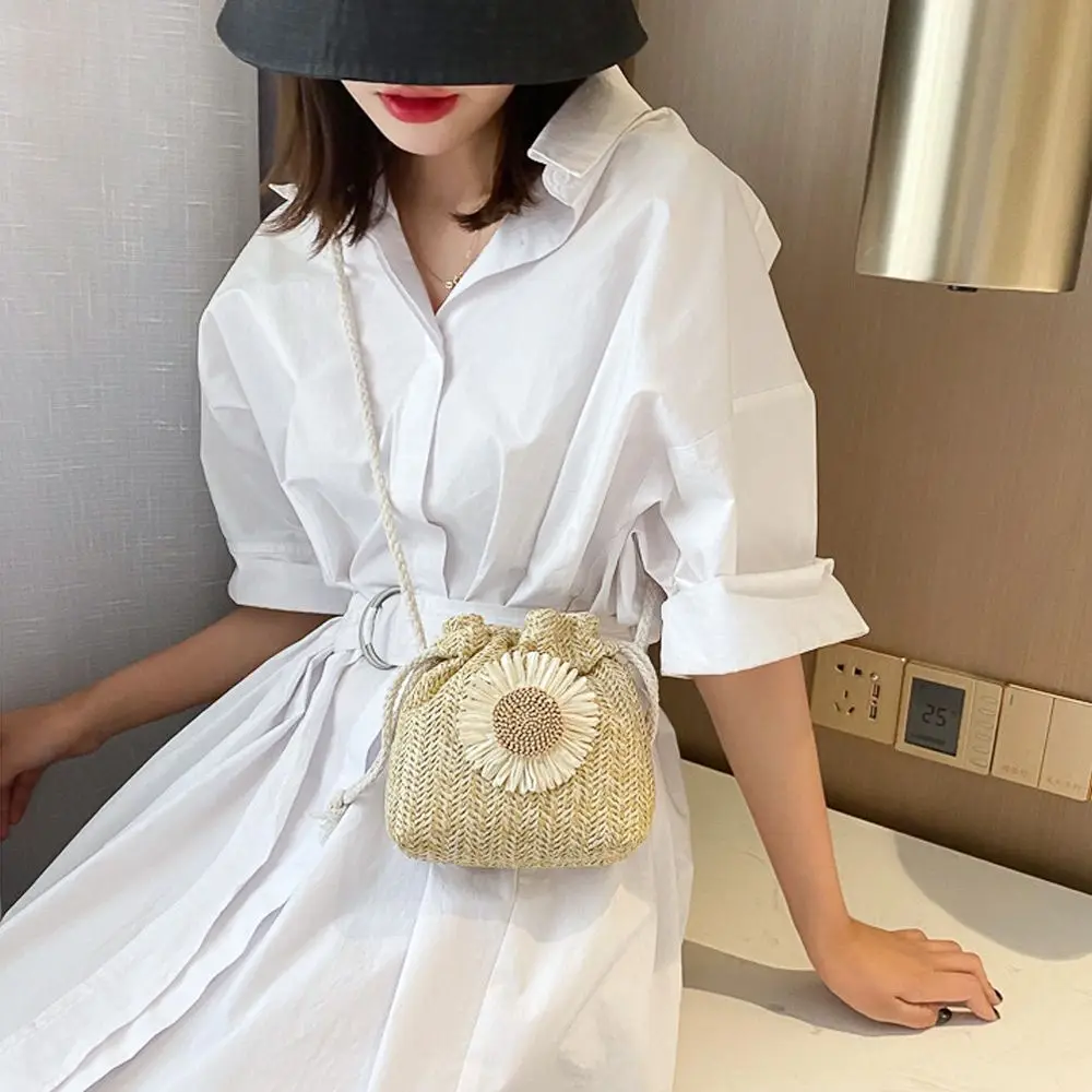 New Drawstring Closure Woven Straw Bag Multi-Functional Bohemian Bucket Bag Strap Mouth Flower Design Drawstring Bag Vacation