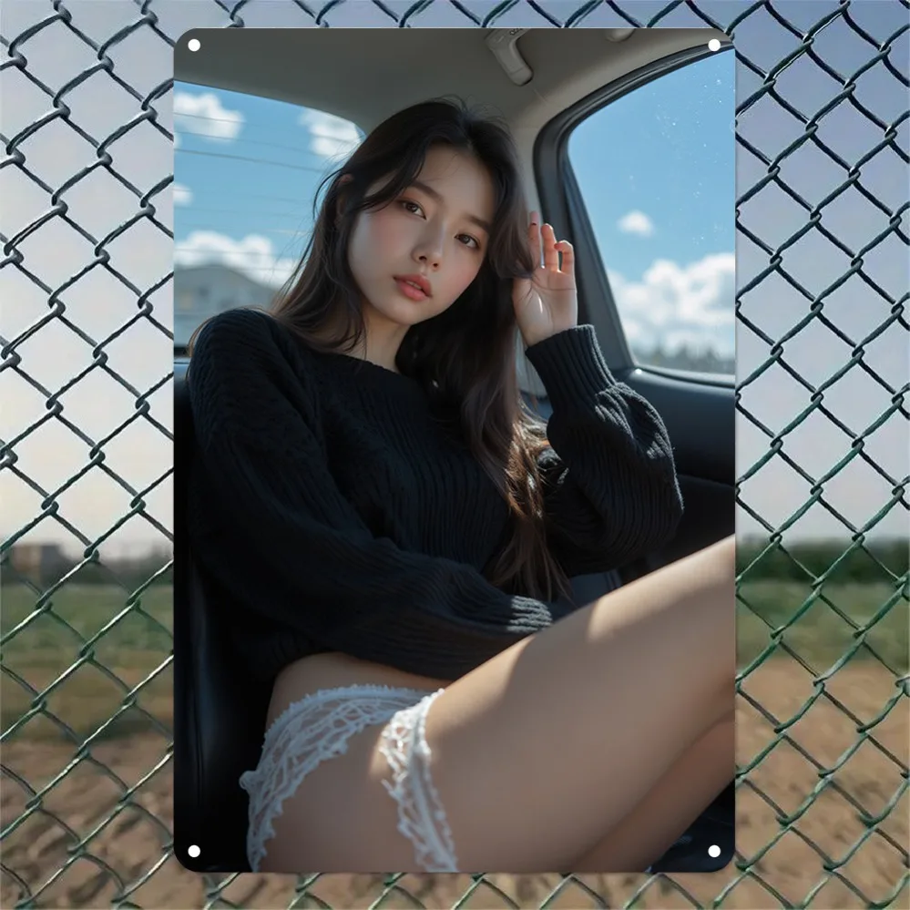Letrero Metálico HD con Imagen de Mujer Asiática Atractiva con Suéter Negro en un Coche con Vista Panorámica del Cielo, Decoración Vintage para Pared