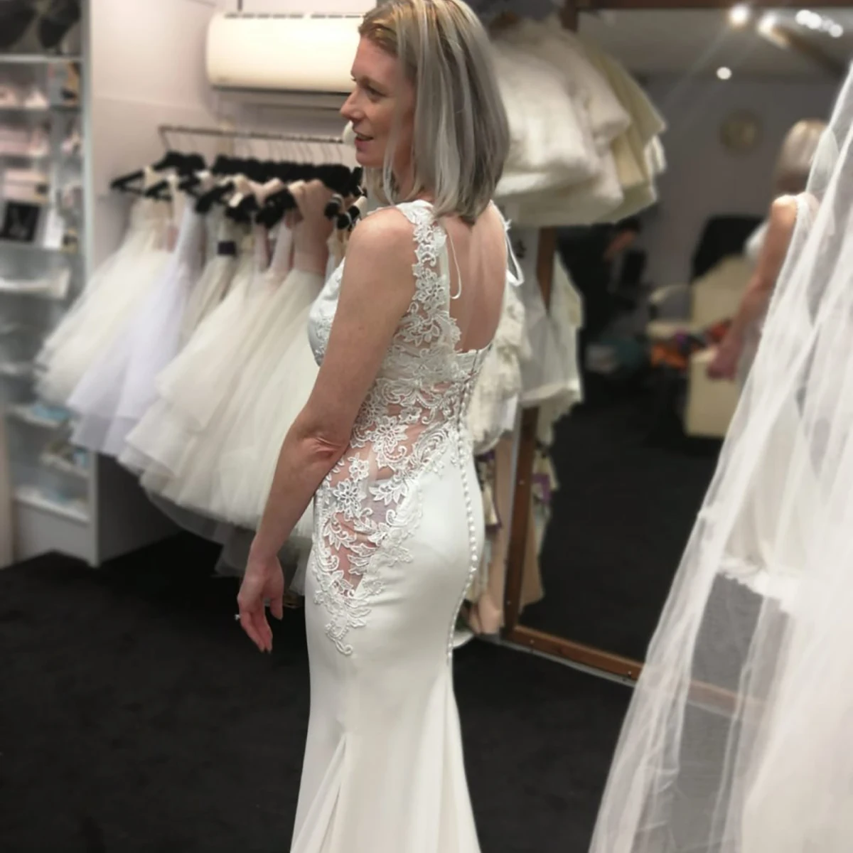 Jewel Neck Cutout Lace Backless Column Crepe Wedding Dress Modern Sleeveless Floral Appliques Sheath Illusion Bridal Gowns