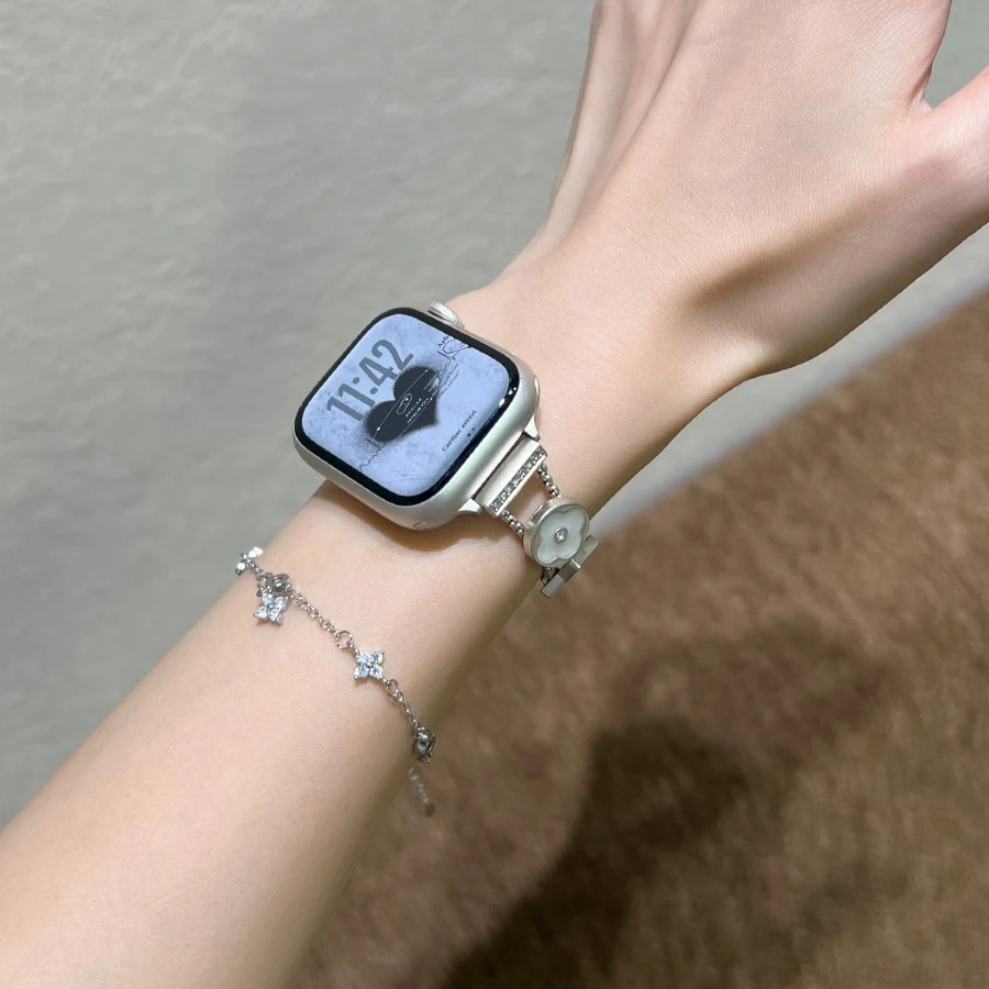 Stylish Chain-Link Women's Wristband, Compatible with iWatch 1-11/SE/Ultra, 38-49 mm, Adjustable (Watch Not Included).