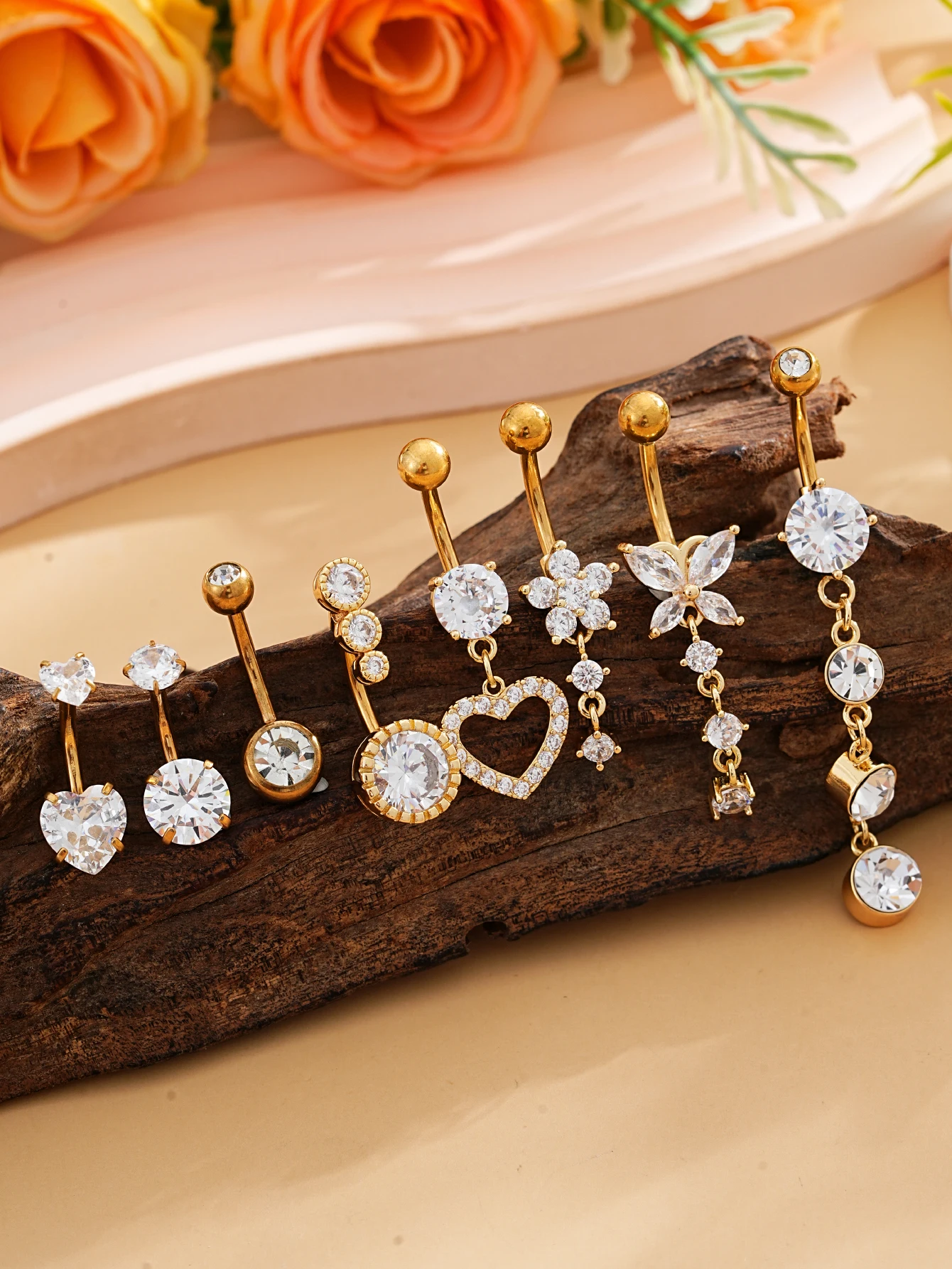 8-teiliges Set: Goldfarbene Bauchnabelpiercings mit geschwungenen Anhängern – Blumen- und Herz-Designs für den Körper (Nombril/Ombligo) – Detail 7