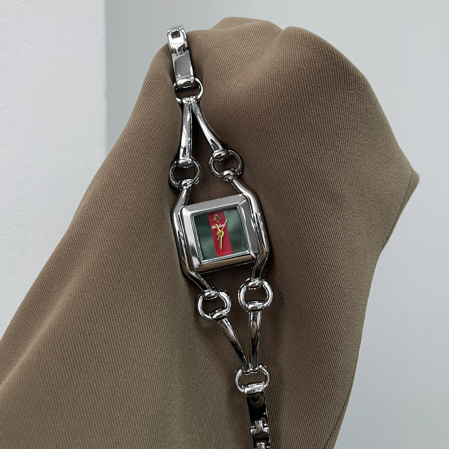 CILOA New Fashion Light Luxury Women Quartz Watch, Elegant Unique Design Versatile Ladies Wristwatch for Daily Outfit & Gifting
