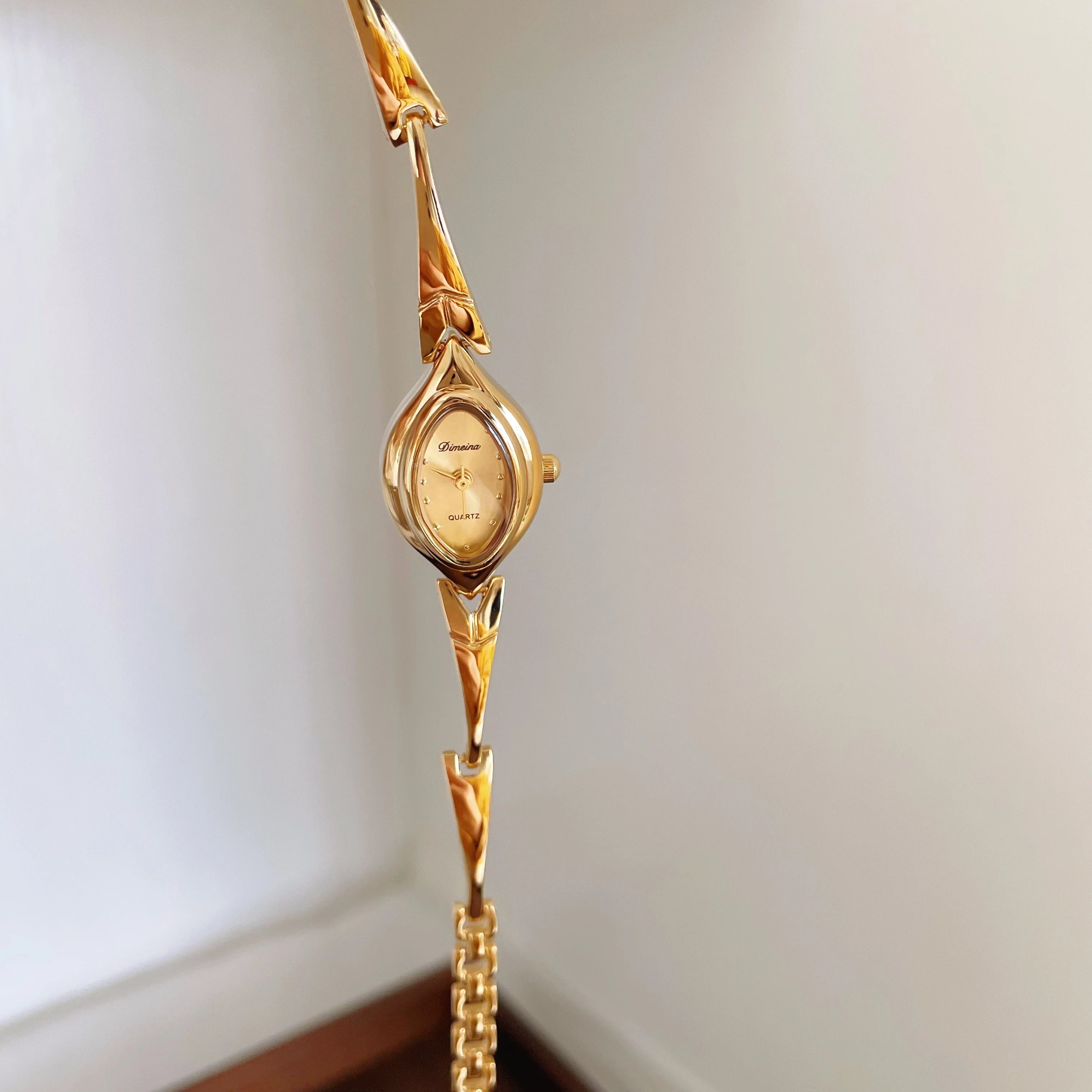 2026 Luxury Ladies High-end Watch Bracelet Style Stainless Steel Elegant Personality Niche Gold Quartz Watch Women’s Gift