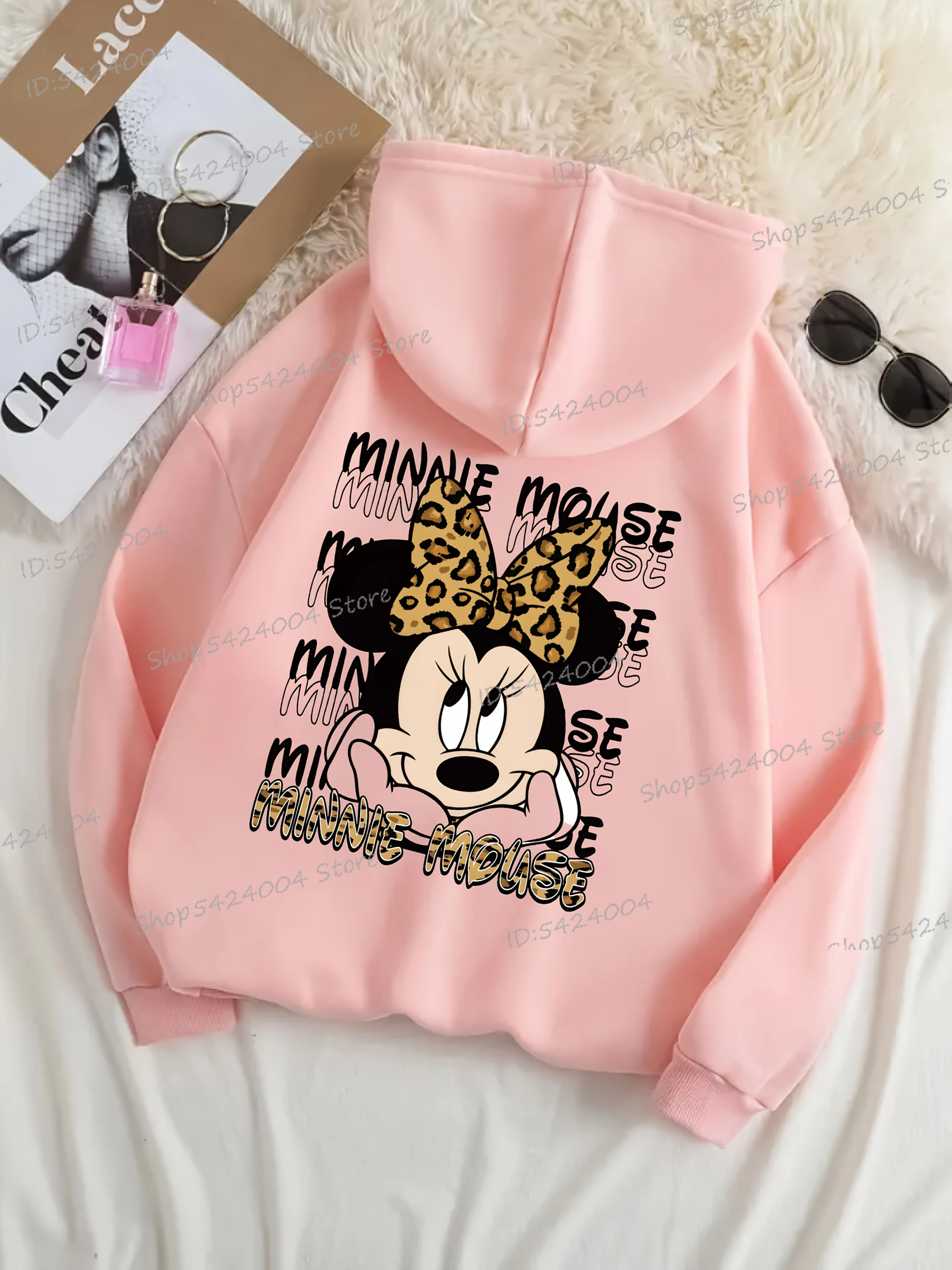 سترة نسائية بغطاء للرأس مطبوعة برسومات ميني ماوس باللون الأسود مع تصميم نص على شكل فيونكة ذهبية على شكل فيونكة الفهد، سترة نسائية بأكمام طويلة كرتونية