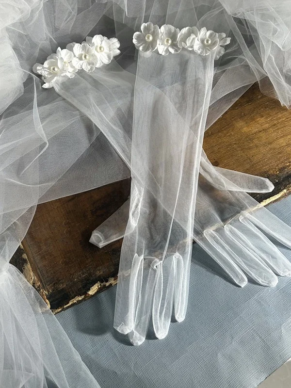 novas-luvas-brancas-bordadas-com-flores-e-contas-para-vestido-de-noiva-de-crimento-medio-acorio-para-estudio-de-foto
